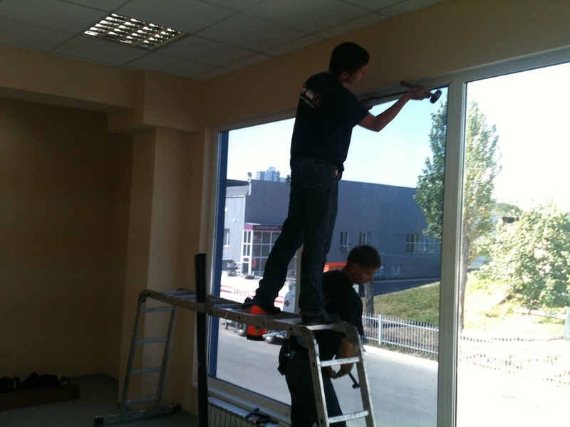 Поклейка Солнцезащитной Пленки На Окна