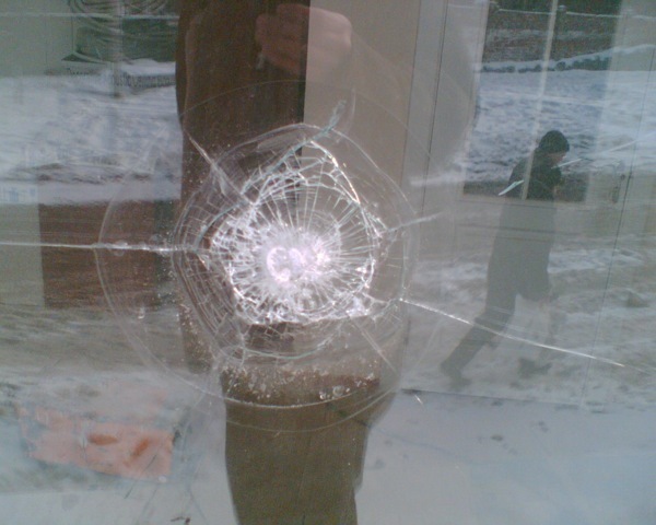 Разбитое стекло с противоударной пленкой